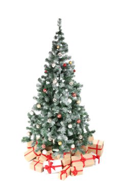 Beyaz arka plan üzerinde hediyeler ile güzel Noel ağacı. Kutlama zamanı