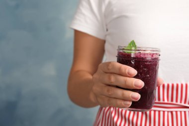 Mason kavanoza lezzetli acai suyu, closeup tutan kadın