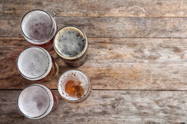 Lezzetli bira ahşap arka plan üzerinde farklı tipleri ile gözlük