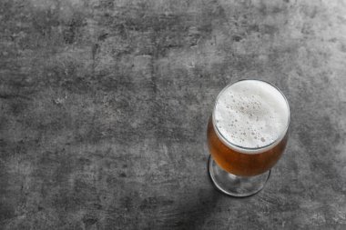Grunge arka planda, lezzetli bira ile cam görüntülemek yukarıdan