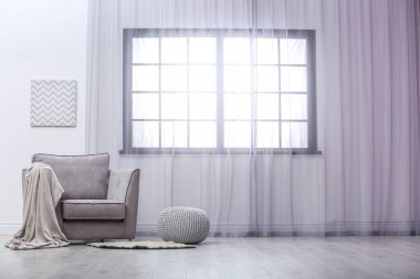 Pencere yakınındaki şık rahat koltuk