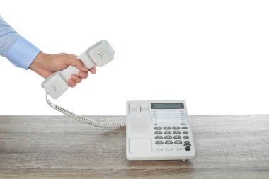 Beyaz arka plan, closeup karşı masada telefon kullanan adam