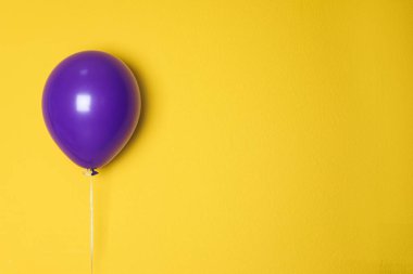 Mor balon renk arka plan üzerinde. Kutlama zamanı