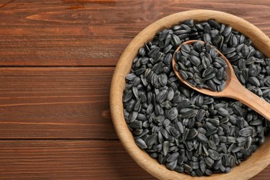 Kase ve kaşıkla Ayçekirdeği masada, üstten görünüm