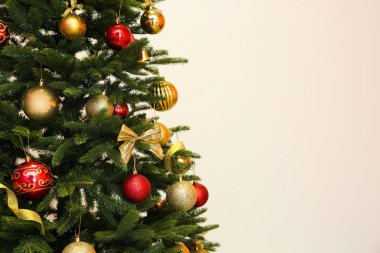 Açık renkli Noel ağacına dekore edilmiş