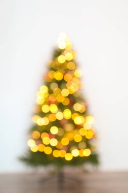 Peri ışıkları, kapalı ile güzel Noel ağacı bulanık bakış