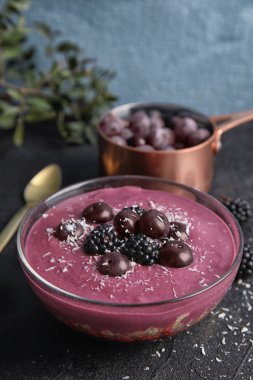 Kase lezzetli acai yüzlü karanlık tablo