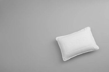 Temiz yumuşak yatak yastık üzerinde gri arka plan, üstten görünüm