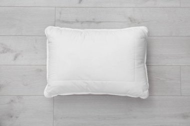 Temiz yumuşak yatak yastık üzerinde ahşap arka plan, üstten görünüm