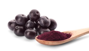 Tahta kaşıkla acai Toz ve beyaz arka plan üzerinde çilek