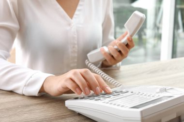 Kadın arama numarasına telefonu tablo kapalı, closeup ile