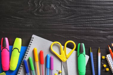 Ahşap arka plan, düz tasarım alanı olan farklı okul kırtasiye yatıyordu