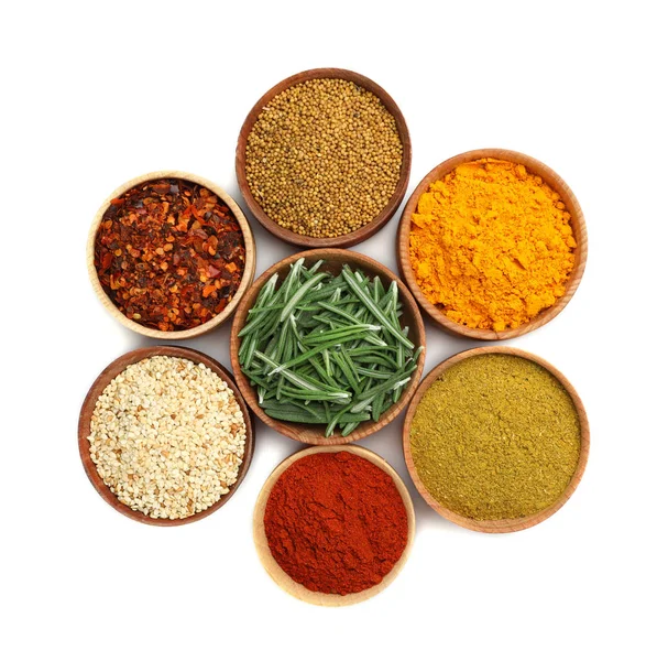 Beyaz arka planda farklı aromatik baharatlarla güzel bir kompozisyon.