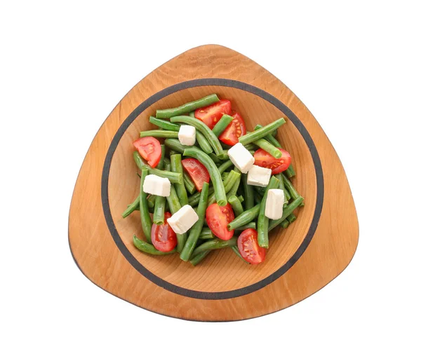 Lezzetli taze fasulye, domates ve peynir beyaz arka plan üzerinde plaka