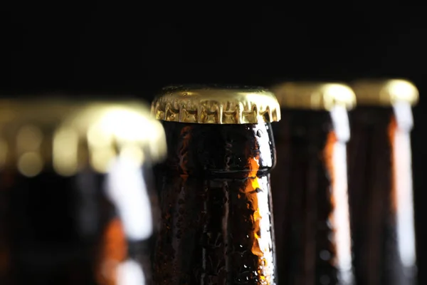 Muitas Garrafas Cerveja Fundo Escuro Vista Close — Fotografia de Stock
