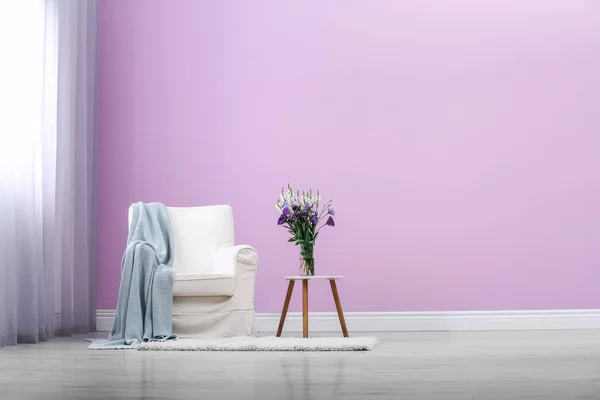 时尚舒适的扶手椅靠近彩色墙壁 — 图库照片