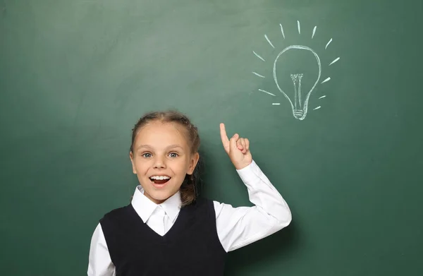 Pequena Criança Escolar Uniforme Perto Quadro Negro Com Desenho Lâmpada — Fotografia de Stock