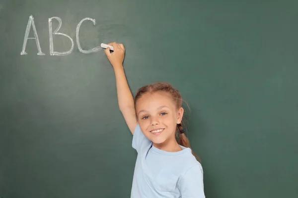Kleines Schulkind Schreibt Mit Kreide Auf Tafel — Stockfoto