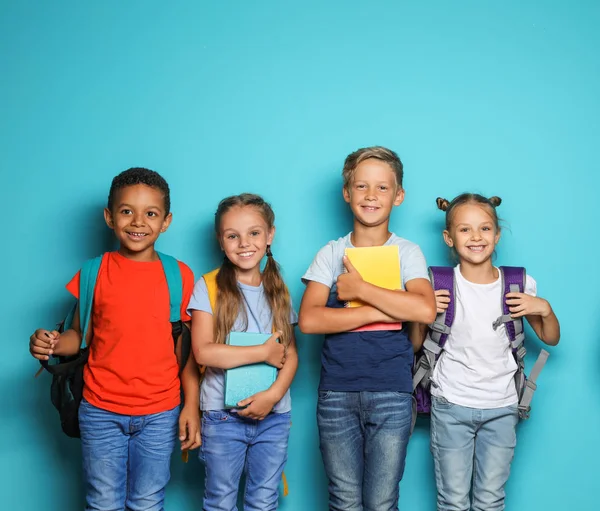 Groep Van Kleine Kinderen Met Rugzakken School Levert Kleur Achtergrond — Stockfoto