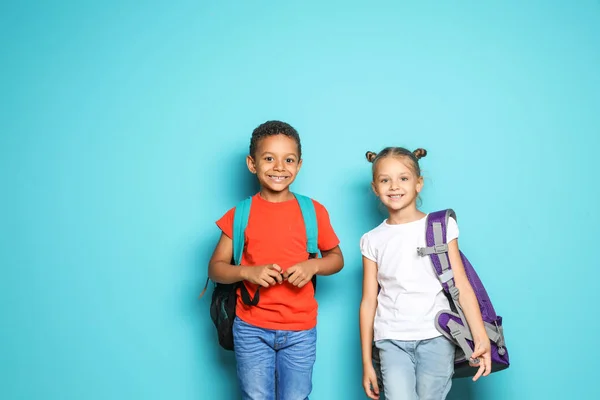 Niños Edad Escolar Con Mochilas Sobre Fondo Color — Foto de Stock