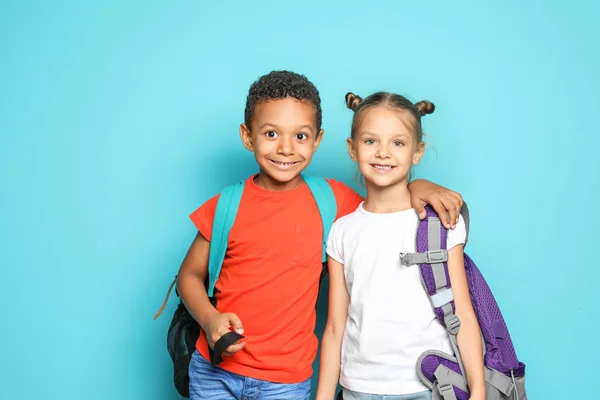 Μικρά Παιδιά Σχολικής Ηλικίας Σακίδια Χρώμα Φόντου — Φωτογραφία Αρχείου
