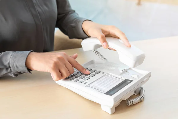 Vrouw Kiesnummer Telefoon Aan Tafel Kantoor — Stockfoto