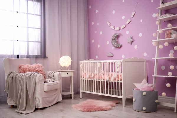 Interior Habitación Del Bebé Con Cuna Cerca Pared Color —  Fotos de Stock