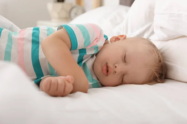 Klein Kind Slapen Bed Thuis — Stockfoto