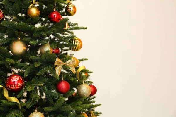 Albero Natale Splendidamente Decorato Sfondo Chiaro — Foto Stock