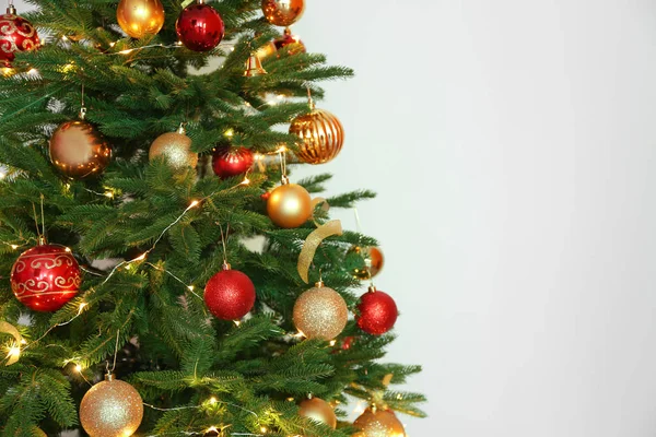 美丽的圣诞树与童话般的灯光和节日装饰的白色背景 — 图库照片