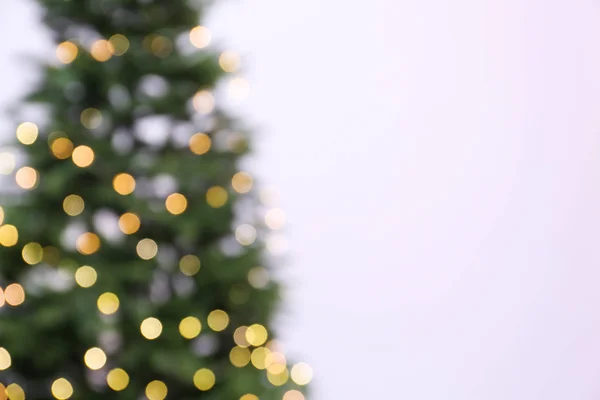 Wazig Zicht Van Mooie Kerstboom Met Fairy Lichten Witte Achtergrond — Stockfoto