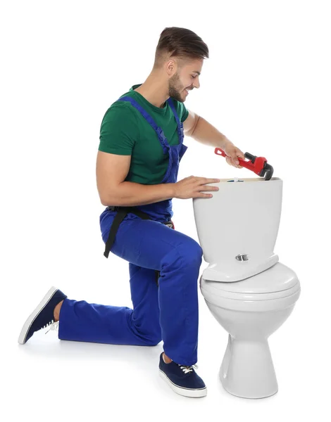 Jeune Homme Travaillant Avec Réservoir Toilettes Isolé Sur Blanc — Photo