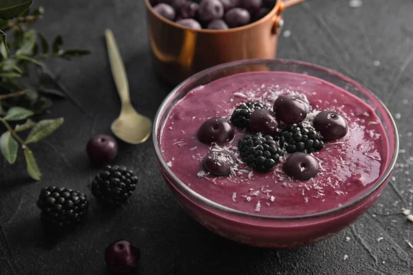 어두운 테이블에 Acai 스무디의 — 스톡 사진