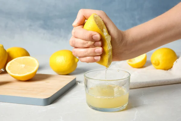 Femme Serrant Jus Citron Dans Verre Sur Table — Photo