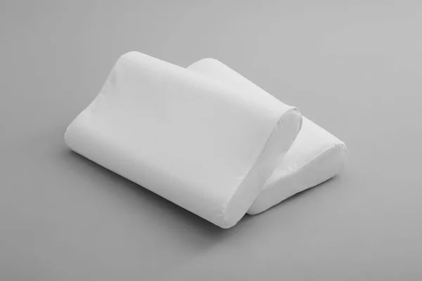灰色背景下的清洁软矫形枕头 — 图库照片