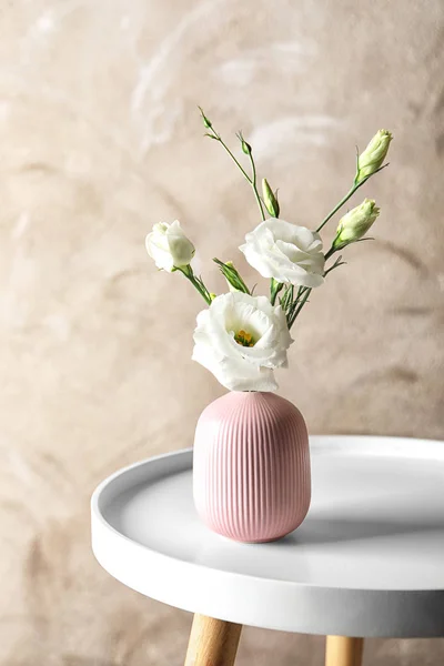 テーブル背景色に美しいトルコギキョウの花と花瓶 — ストック写真