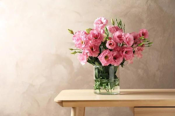 Jarrón Con Hermosas Flores Eustoma Mesa Contra Fondo Color —  Fotos de Stock
