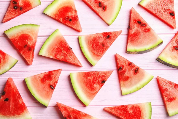 Flache Liegekomposition Mit Wassermelonenscheiben Auf Hölzernem Hintergrund — Stockfoto