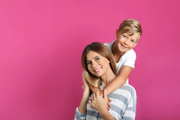 Retrato Madre Hijo Sobre Fondo Color — Foto de Stock