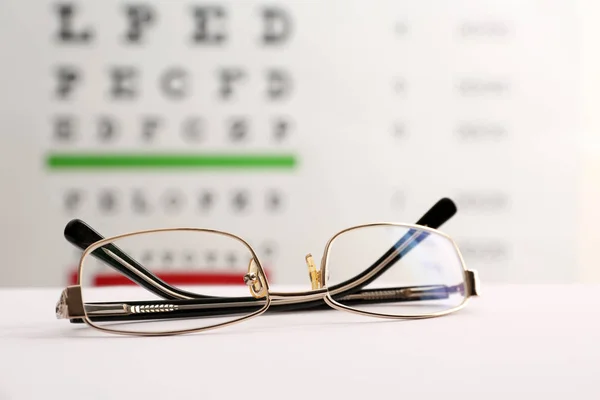 Gafas Con Lentes Correctoras Mesa Contra Carta Ojos — Foto de Stock