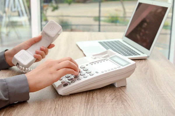 Kadın Arama Numarasına Telefonu Tablo Kapalı Closeup Ile — Stok fotoğraf