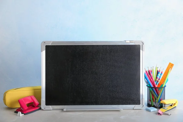 小さな黒板とテーブルの上の別の学校文房具 — ストック写真