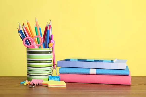 Verschiedene Bunte Papeterie Auf Dem Tisch Zurück Zur Schule — Stockfoto