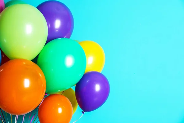 Bando Balões Brilhantes Sobre Fundo Cor Com Espaço Para Design — Fotografia de Stock
