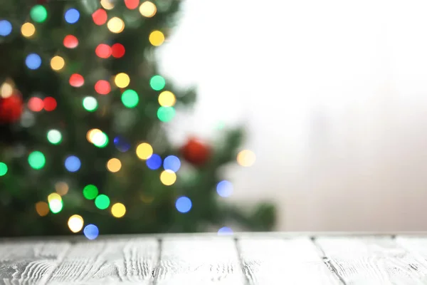 Homályos Tekintettel Fenyő Izzó Karácsonyi Fények Mellett Tábla Zárt Térben — Stock Fotó