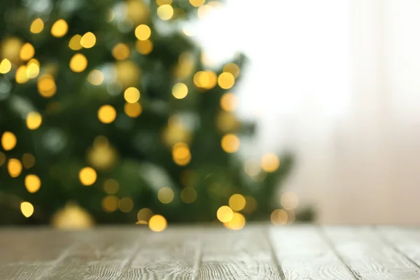 Homályos Tekintettel Fenyő Izzó Karácsonyi Fények Mellett Tábla Zárt Térben — Stock Fotó