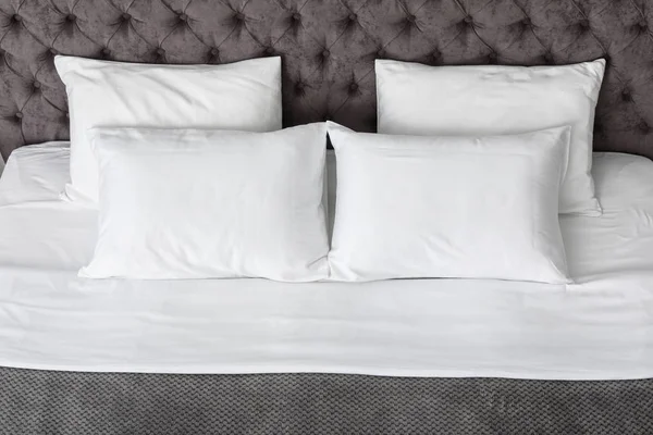Які Білі Подушки Зручному Ліжку Крупним Планом — стокове фото