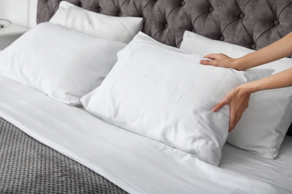 Mujer Joven Engordando Almohada Blanca Cama Primer Plano — Foto de Stock