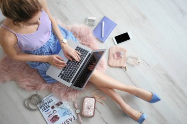 Kadın güzellik blogger ile laptop kapalı, üstten görünüm