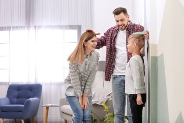 Ailesi oğullarının yükseklik evde ölçme